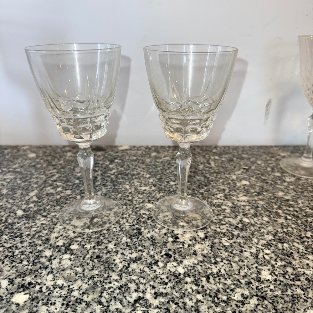Cristal d'Arques-Durand crystal wine glasses in the Chateaudu set of 4